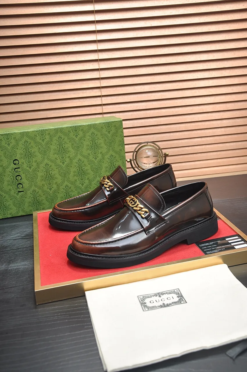 Men's shoes💰540💶Italy's top luxury men's shoe giant (GUCCI) (Gucci) (full cowhide lining) new arrival🍃Original European style🔰 Pleasant to the eye😍In order to make the shoes more durable and non-deformable🌀The production continues to follow traditional methods but there is still no lack of innovation💪Choose original sheepskin for the leather♻️ Smooth and natural And extra bright ⭐Made of imported cowhide, the first choice of rich people 38-45 (45 customized)